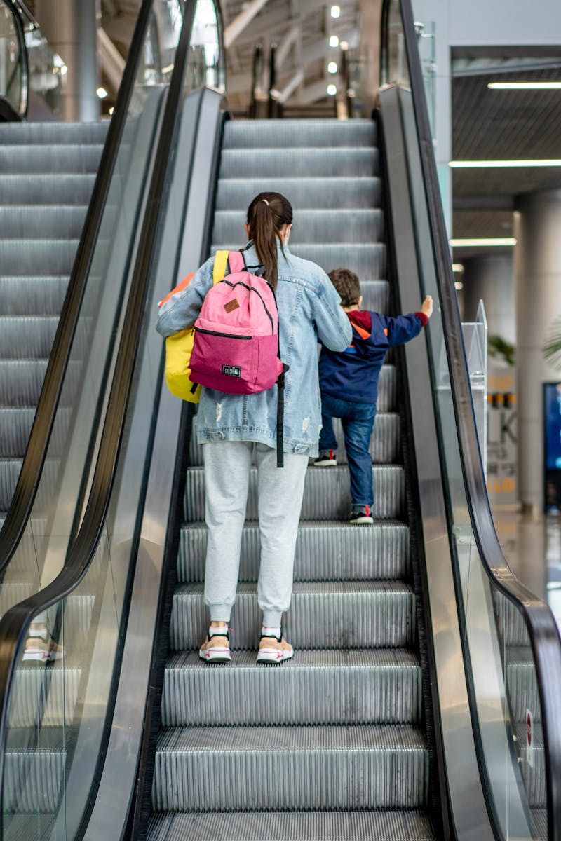 Marketing en Amazon y Marketplaces 1 A mother with a backpack and her child ascend an escalator inside a shopping mall.