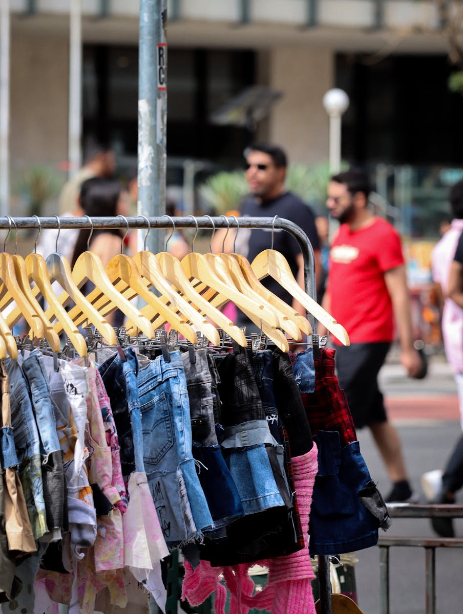 Marketing en Amazon y Marketplaces 4 A vibrant outdoor market display featuring denim clothes with pedestrians behind.