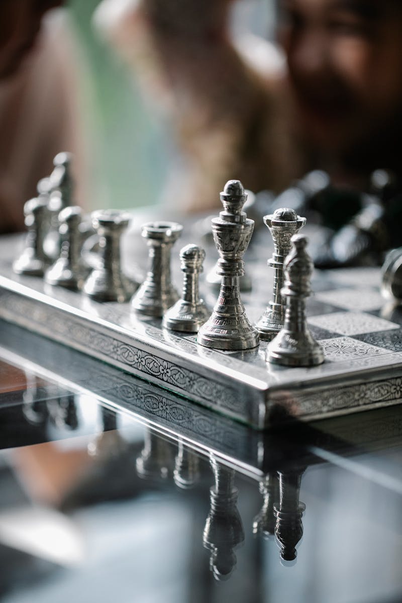 Marketing en Amazon y Marketplaces 5 Classic metal chess board with set figurines designed with carved ornaments and placed on glass table in light room