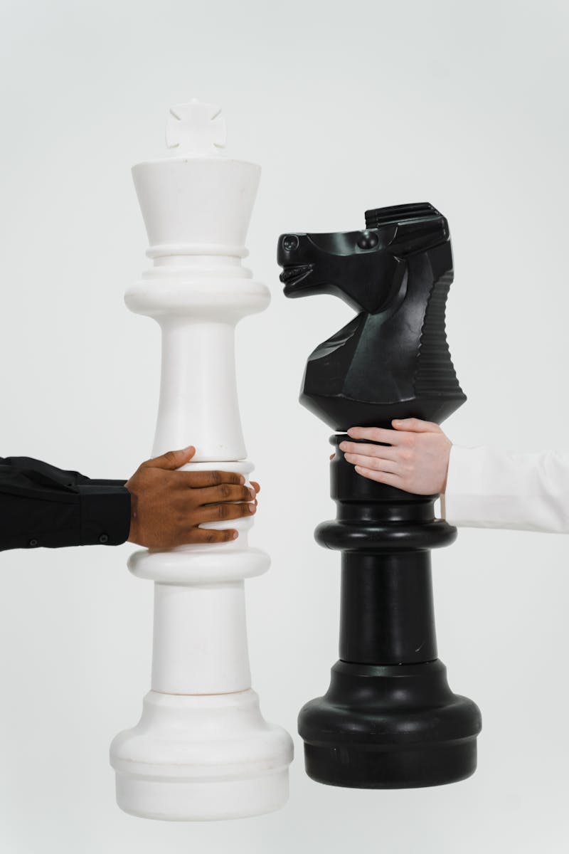 Marketing en Amazon y Marketplaces 3 Two hands holding giant chess pieces representing strategic thinking and competition.