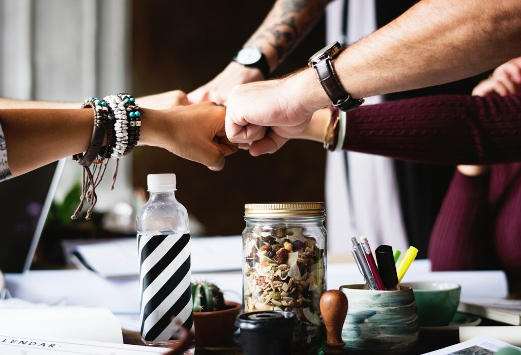 Marketing Internacional y Entrada a Nuevos Mercados 4 people, group, friends, concept, agreement, fist bump, lifestyle, team, teamwork, cooperation, cooperate, together, togetherness