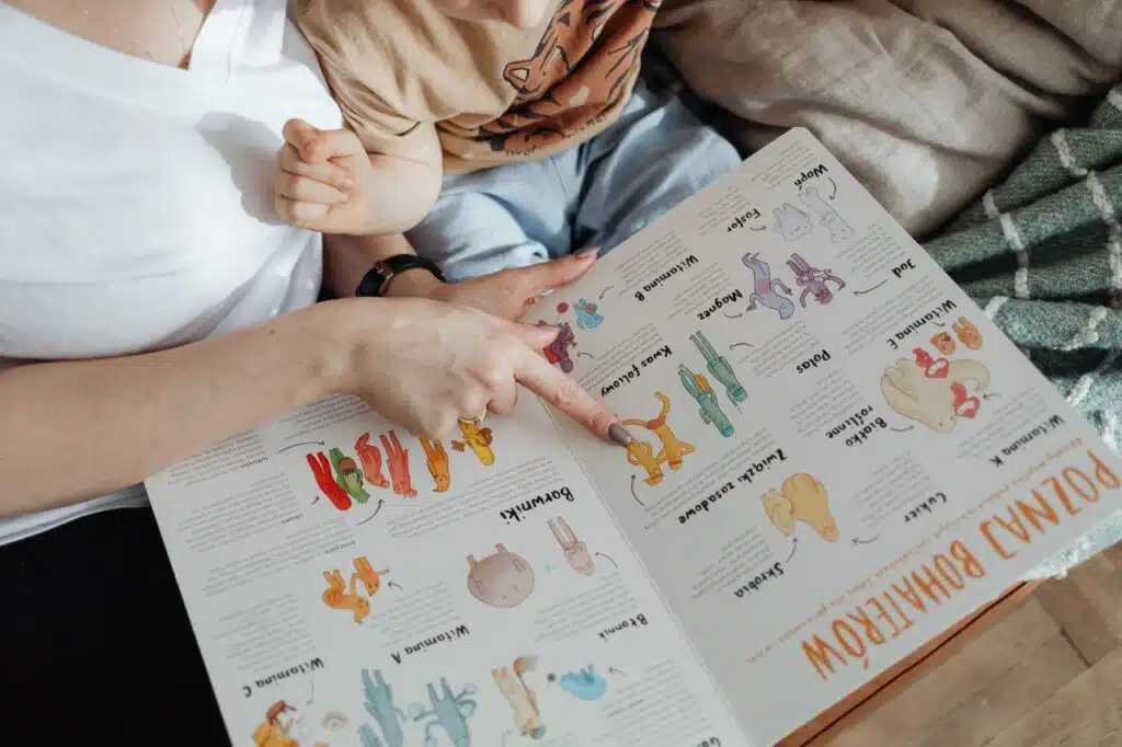 Cómo vender más libros infantiles sin depender solo de ferias y presentaciones 8 A comforting moment of a mother reading a colorful picture book with her child.