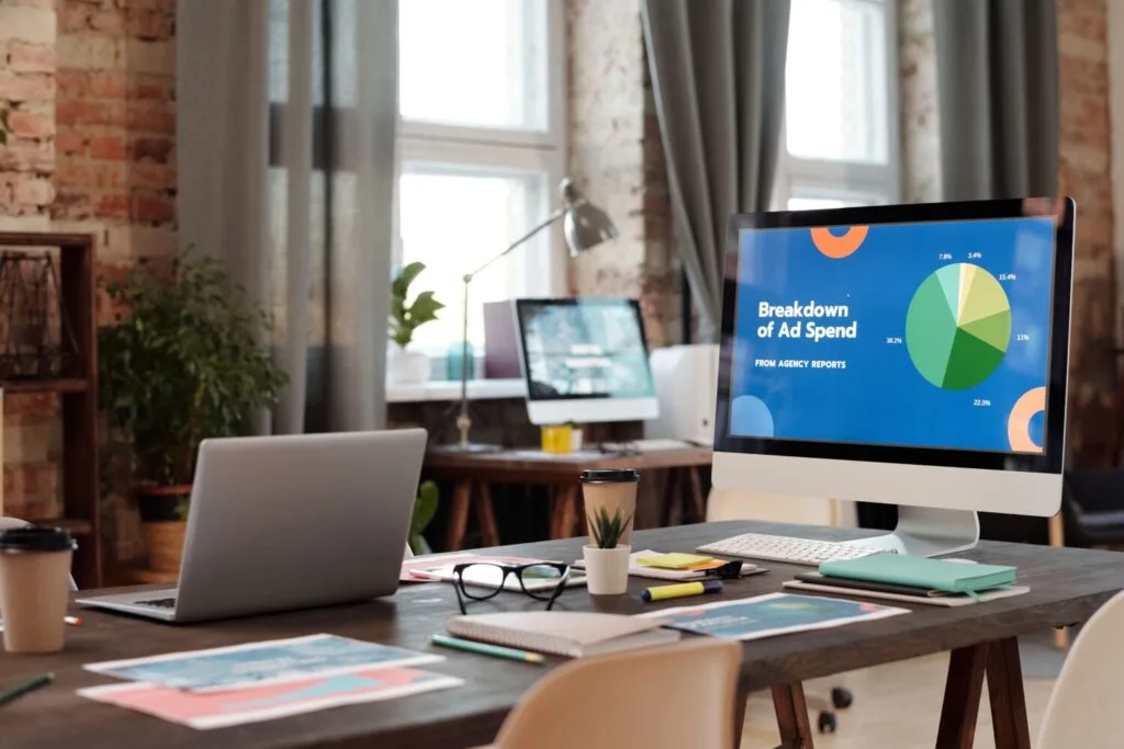 Arquitectura de mensajes para marcas infantiles: qué decir en web, ads y retail 1 A modern office workspace featuring computers, charts, and office supplies for a productive environment.