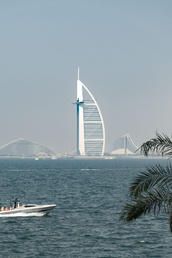 Skyline de Dubái con arquitectura moderna como mercado internacional para marcas infantiles españolas