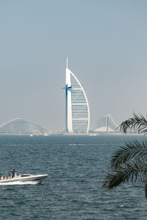 Skyline de Dubái con arquitectura moderna como mercado internacional para marcas infantiles españolas