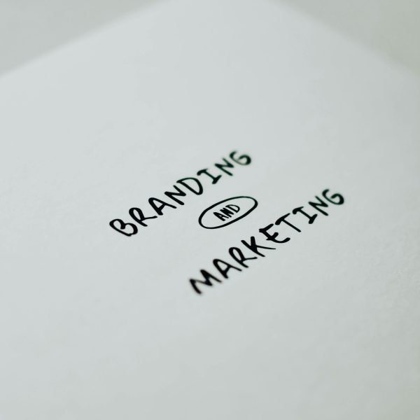 Diseño minimalista que muestra el texto 'branding and marketing' para visuales de estrategia empresarial.